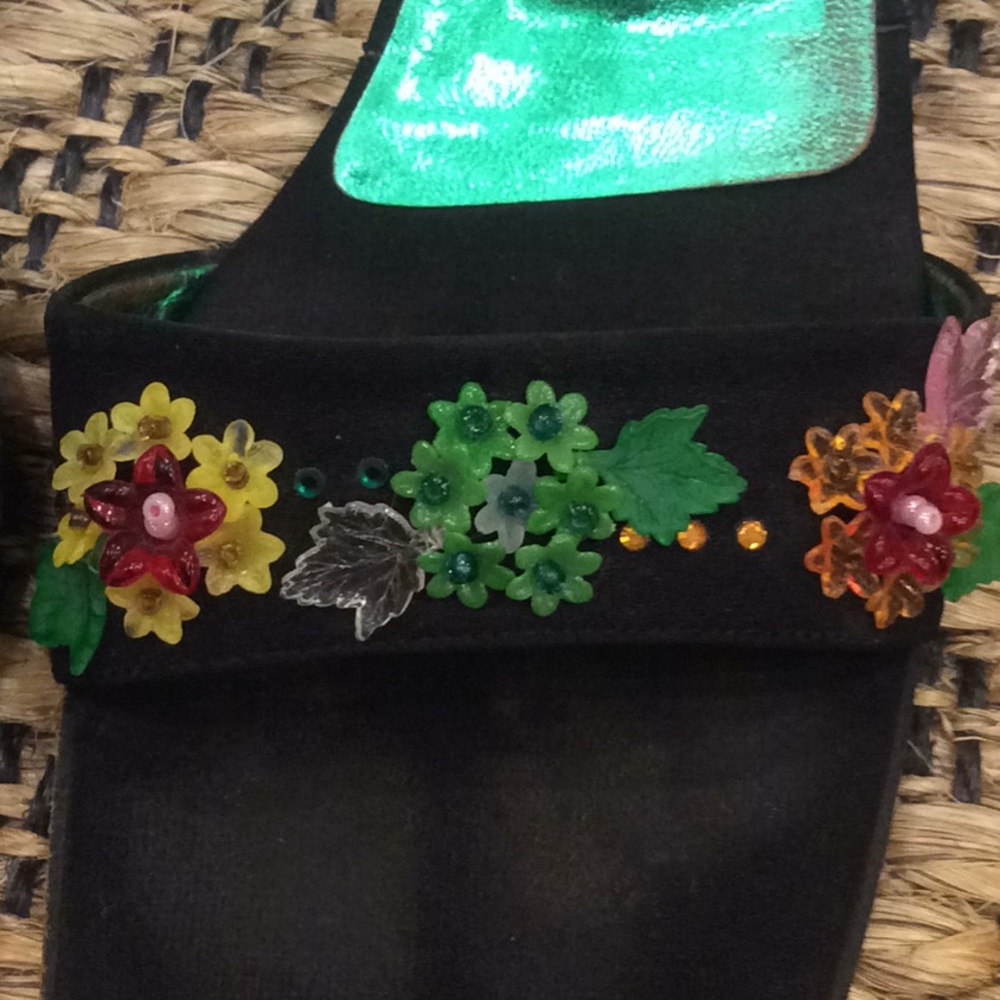 Floral embellished beaded fabric slides